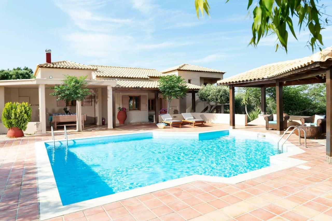 White Villa. Spacious With Prive Pool. Villa